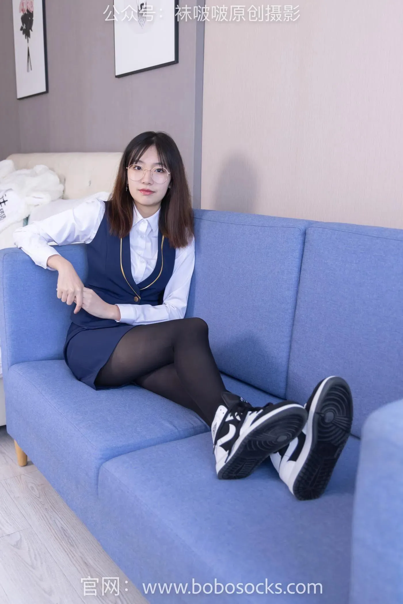 [BoBoSocks袜啵啵]NO.132 小甜豆-aj1板鞋、蓝色短靴、厚黑丝、厚红丝 [145P]插图5